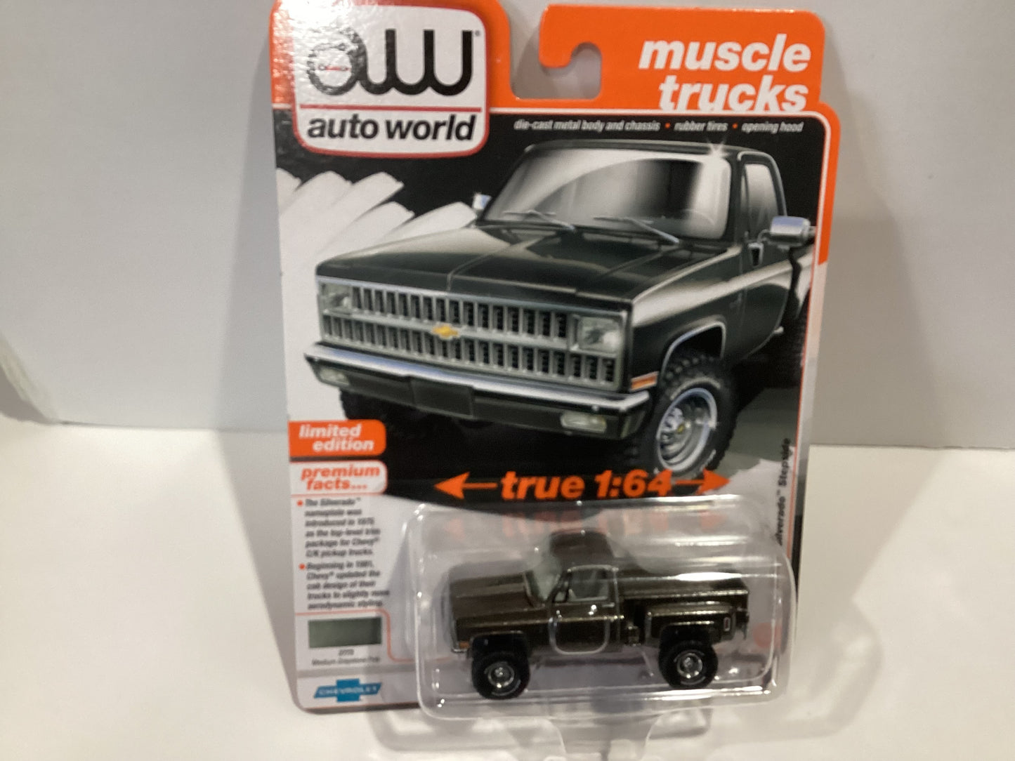 1/64 Auto World Muscle Trucks 1981 Chevy Silverado Stepside Medium Graystone Poly