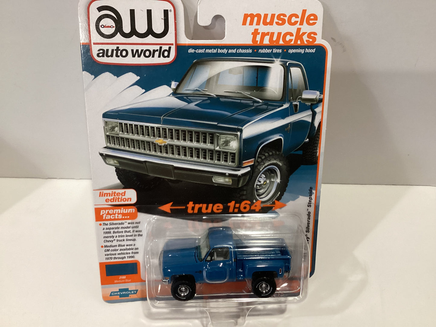 1/64 Auto World Muscle Trucks 1981 Chevy Silverado Stepside Medium Blue